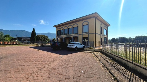 Foto Locale commerciale a Capannori Marlia di 400 m² con 4 locali