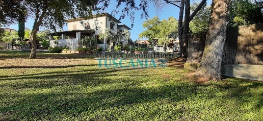Foto Casa indipendente a Suvereto Centro di 240 m² con 10 locali in vendita