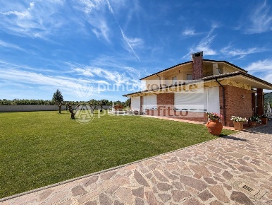 Foto Villa unifamiliare a Capannori Lammari - Lunata di 250 m² con 8 locali
