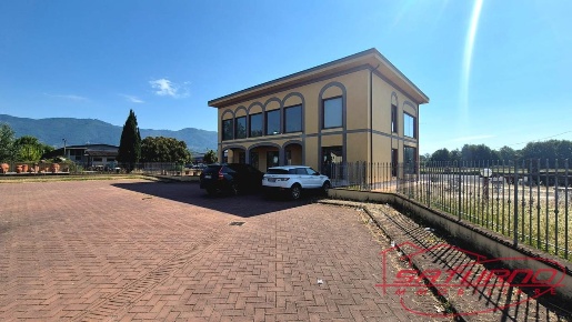 Foto Locale commerciale a Capannori Marlia di 400 m² con 4 locali