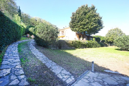 Foto Villa bifamiliare a Fauglia Acciaiolo di 364 m² con 9 locali