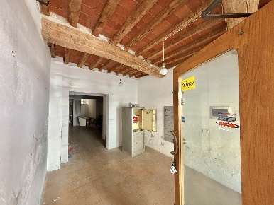 Foto Negozio a Pistoia Centro Storico di 90 m² con 4 locali in vendita