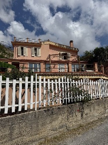 Foto Villa unifamiliare a Messina Annunziata Alta di 400 m² con 8 locali
