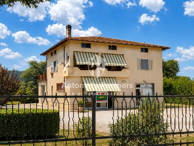 Foto Casa indipendente in Vocabolo Bodoglie, Todi di 460 m² con 12 locali