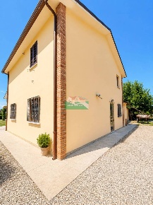 Foto Villa unifamiliare in Via Delta, Ravenna di 238 m² con 6 locali