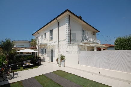 Foto Appartamento a Pietrasanta di 175 m² con 8 locali in vendita
