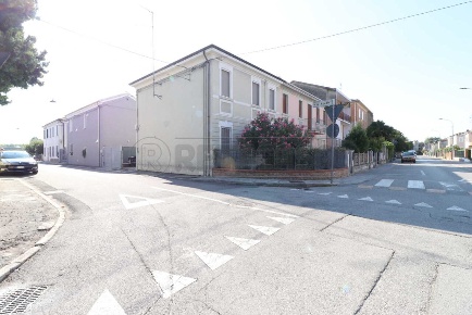 Foto Villa bifamiliare in Via della Libertà 62, Bondeno Centro di 120 m²