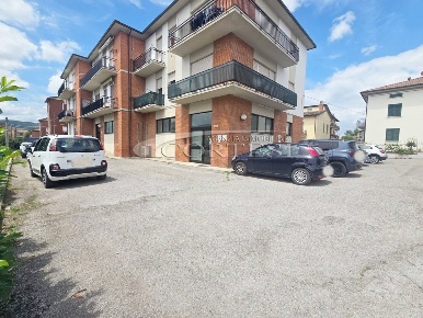 Foto Locale commerciale a Umbertide di 170 m² con 6 locali in vendita