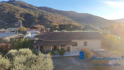 Foto Villa unifamiliare a Albenga Centro di 213 m² con 5 locali in vendita