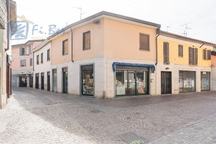 Foto Locale commerciale in Via IV Novembre, Cernusco sul Naviglio Centro
