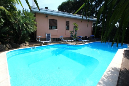 Foto Villa singola in Viale Sabotino 252, Legnano di 570 m² con 10 locali