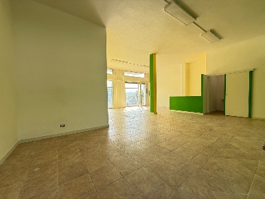 Foto Laboratorio a Sinnai Centro di 80 m² con 2 locali in vendita