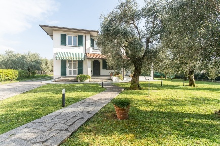 Foto Villa unifamiliare in Via dei Cedri, Massa Zona Industriale di 280 m²