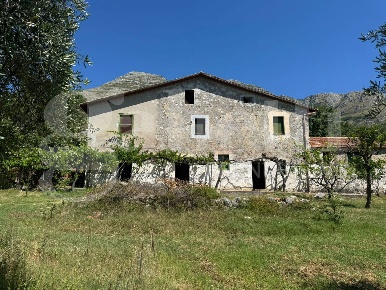 Foto Casa indipendente in Via pella 43, Formia di 166 m² con 3 locali