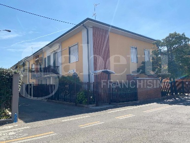 Foto Villa bifamiliare in Via Bocconi 19, Lodi Fanfani di 215 m² in vendita