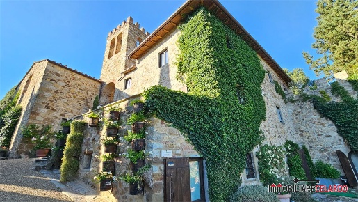 Foto Villa unifamiliare a Radda in Chianti di 1000 m² con 20 locali