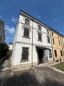 Foto Casa indipendente a Quistello Centro di 180 m² con 7 locali in vendita