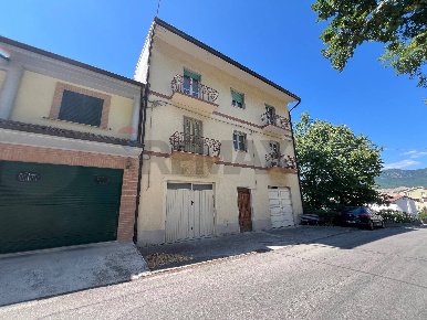 Foto Case semi ndipendenti in Via Roma, Colledimezzo di 329 m² con 9 locali