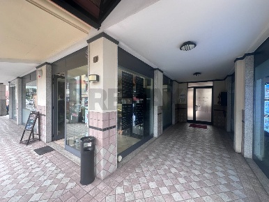 Foto Locale commerciale in piazza vittorio veneto 1, Laveno-Mombello Laveno