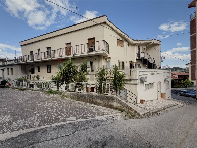 Foto Appartamento in Via Frentana 105, Casoli Centro di 124 m² con 5 locali