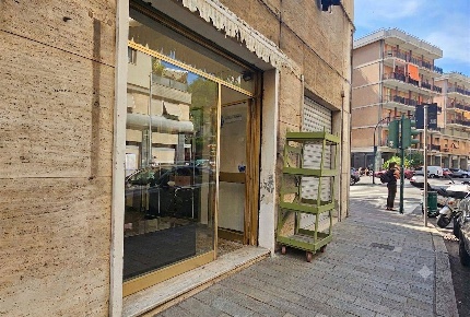 Foto Locale commerciale a Savona Oltreletimbro, Santa Rita di 40 m²