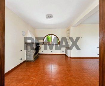 Foto Villa unifamiliare in Via Delle Robinie 5, Nepi di 383 m² con 7 locali