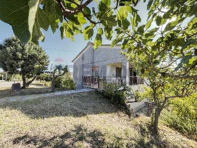 Foto Casa indipendente in Contrada Camicie 1, Lanciano di 380 m² in vendita