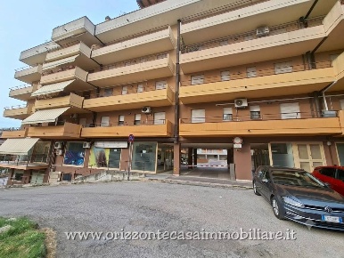Foto Locale commerciale in PIAZZA SIMON BOLIVAR, Folignano di 82 m²