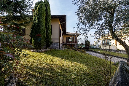 Foto Villa unifamiliare in Volta 41, Cassago Brianza Centro di 380 m²