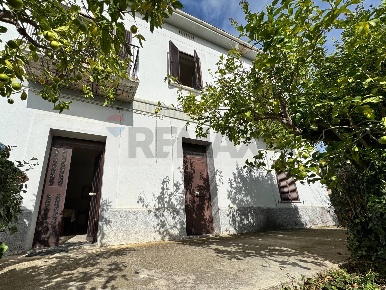 Foto Rustico in Via Casone 48, Fossacesia di 177 m² con 4 locali in vendita