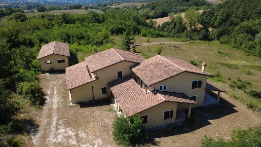 Foto Villa unifamiliare a Nocera Umbra di 500 m² con 10 locali in vendita