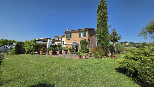 Foto Rustico a Lucca Sant'Alessio - Carignano di 176 m² con 5 locali