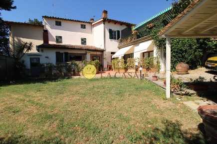 Foto Case semi ndipendenti a Impruneta Centro di 430 m² con 15 locali