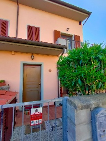 Foto Villa a schiera a Calcinaia Fornacette di 128 m² con 6 locali