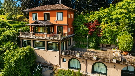 Foto Villa unifamiliare a Meina Centro con 5 locali in vendita