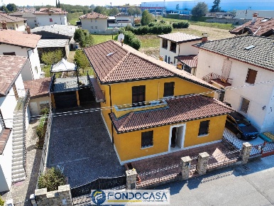 Foto Villa unifamiliare a Travagliato Centro di 215 m² con 7 locali