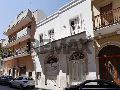 Foto Casa indipendente in Via Faenza 97, Triggiano di 202 m² con 5 locali