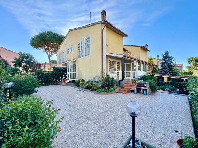 Foto Villa unifamiliare in Via Di Macchia Saponara isola 37, Roma di 200 m²