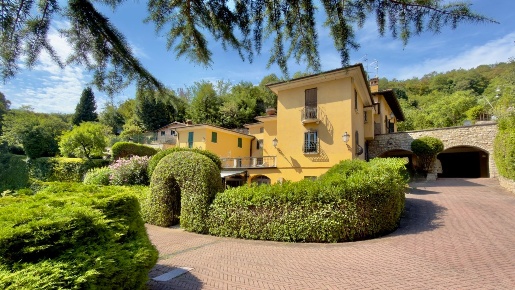 Foto Appartamento in Via Sera 37, Brescia Panoramica di 410 m² con 5 locali