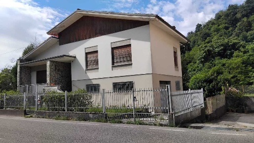 Foto Casa indipendente a Valdagno Centro di 300 m² con 8 locali in vendita