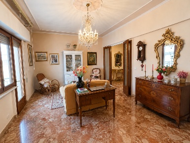 Foto Appartamento a Lucca Sant'Anna di 110 m² con 6 locali in vendita