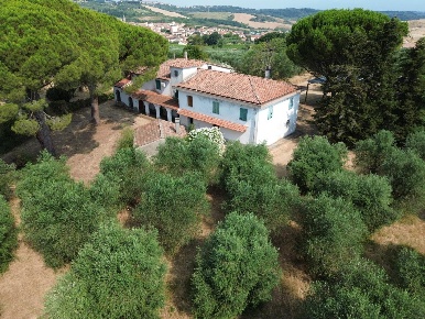 Foto Casale a Casciana Terme Lari Casciana Terme di 680 m² con 27 locali