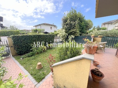 Foto Villa bifamiliare a Pietrasanta di 130 m² con 6 locali in vendita