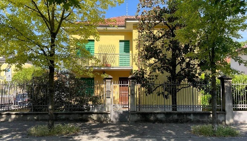 Foto Villa unifamiliare in Via Guala, Tortona Centro di 150 m² con 6 locali