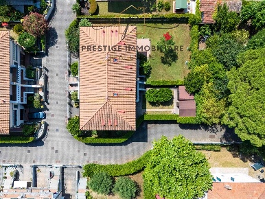 Foto Villa bifamiliare a Collesalvetti Centro di 185 m² con 5 locali