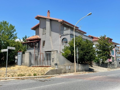 Foto Villa unifamiliare in Viale della Resistenza, Acri Centro di 380 m²