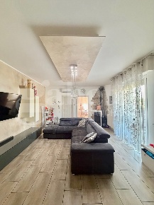 Foto Duplex in Via diaz 8, Senago di 160 m² con 4 locali in vendita