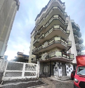 Foto Laboratorio in Via Castagna, Casoria Centro di 271 m² con 2 locali