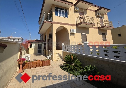Foto Villa bifamiliare in Via Luigi Vanvitelli 6, Taranto di 130 m²
