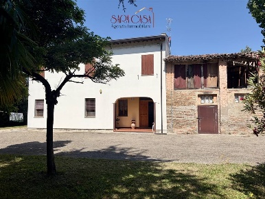 Foto Casa indipendente a Massa Lombarda di 332 m² con 5 locali in vendita